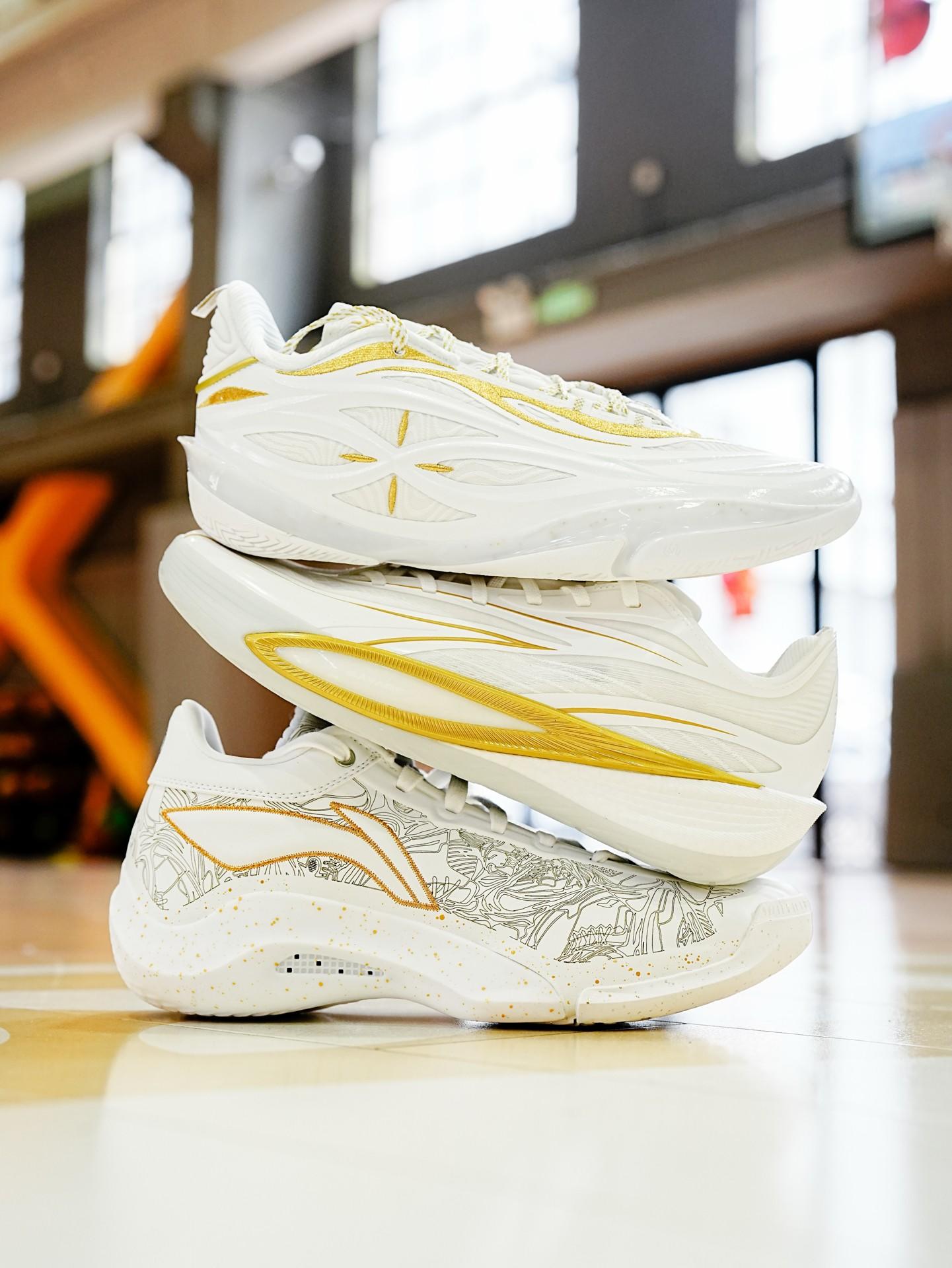 新年实战就要穿白金配色!这三双你怎么选!?